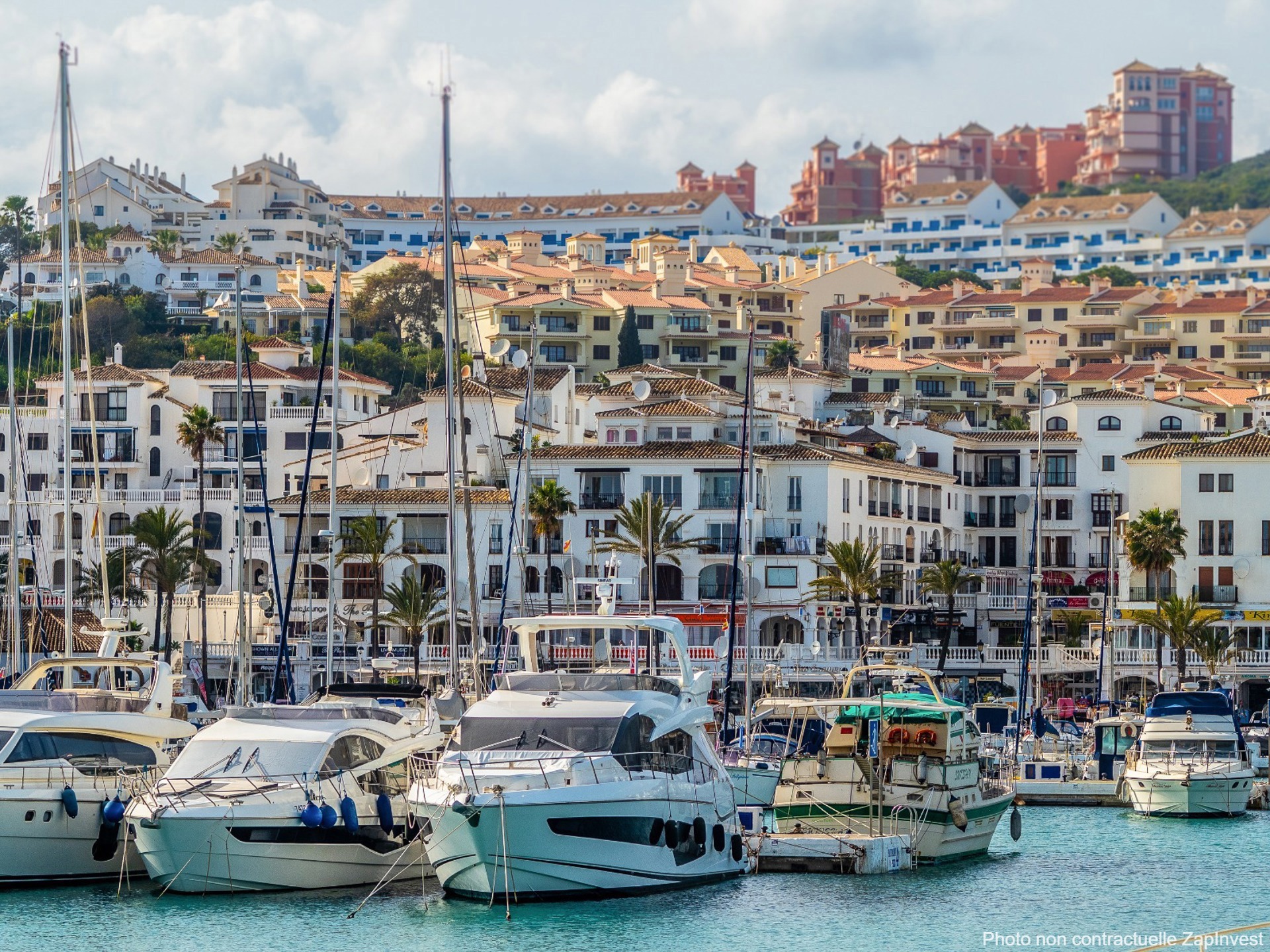 Magnifique appartement au Port de la Duquesa avec des vues splendides sur le port et la mer, Espagne