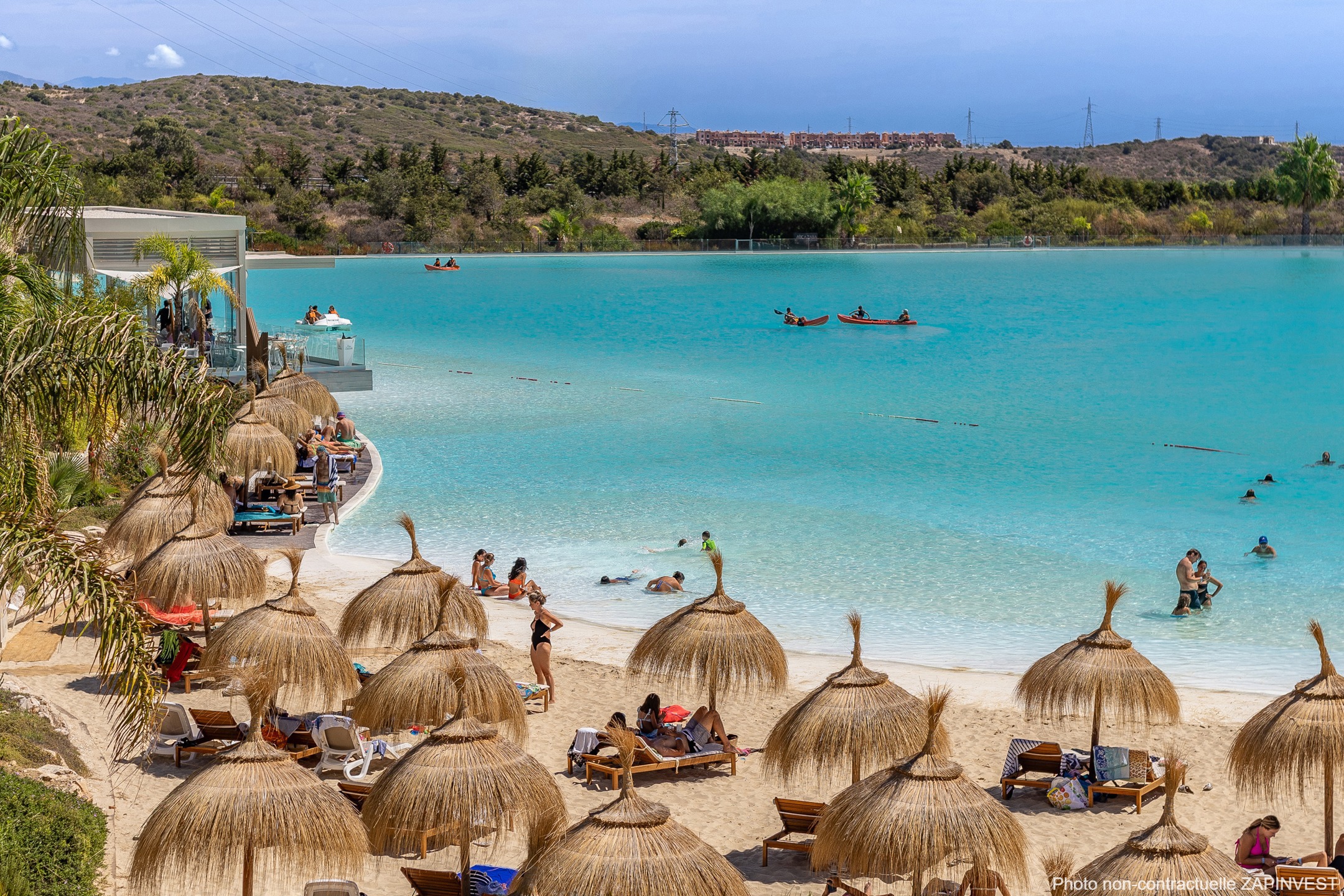 Rez-de-chaussée contemporain avec jardin et vues nature, à deux pas du Crystal Lagoon à Casares Costa, Espagne