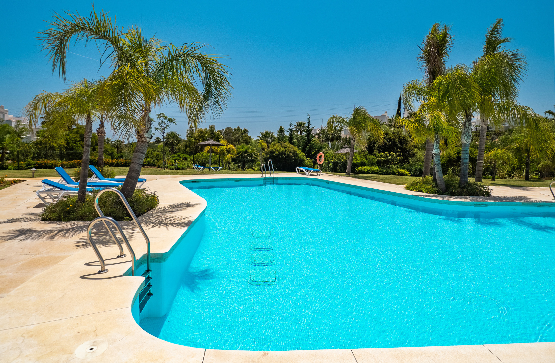 Rez-de-chaussée contemporain avec jardin et vues nature, à deux pas du Crystal Lagoon à Casares Costa, Espagne